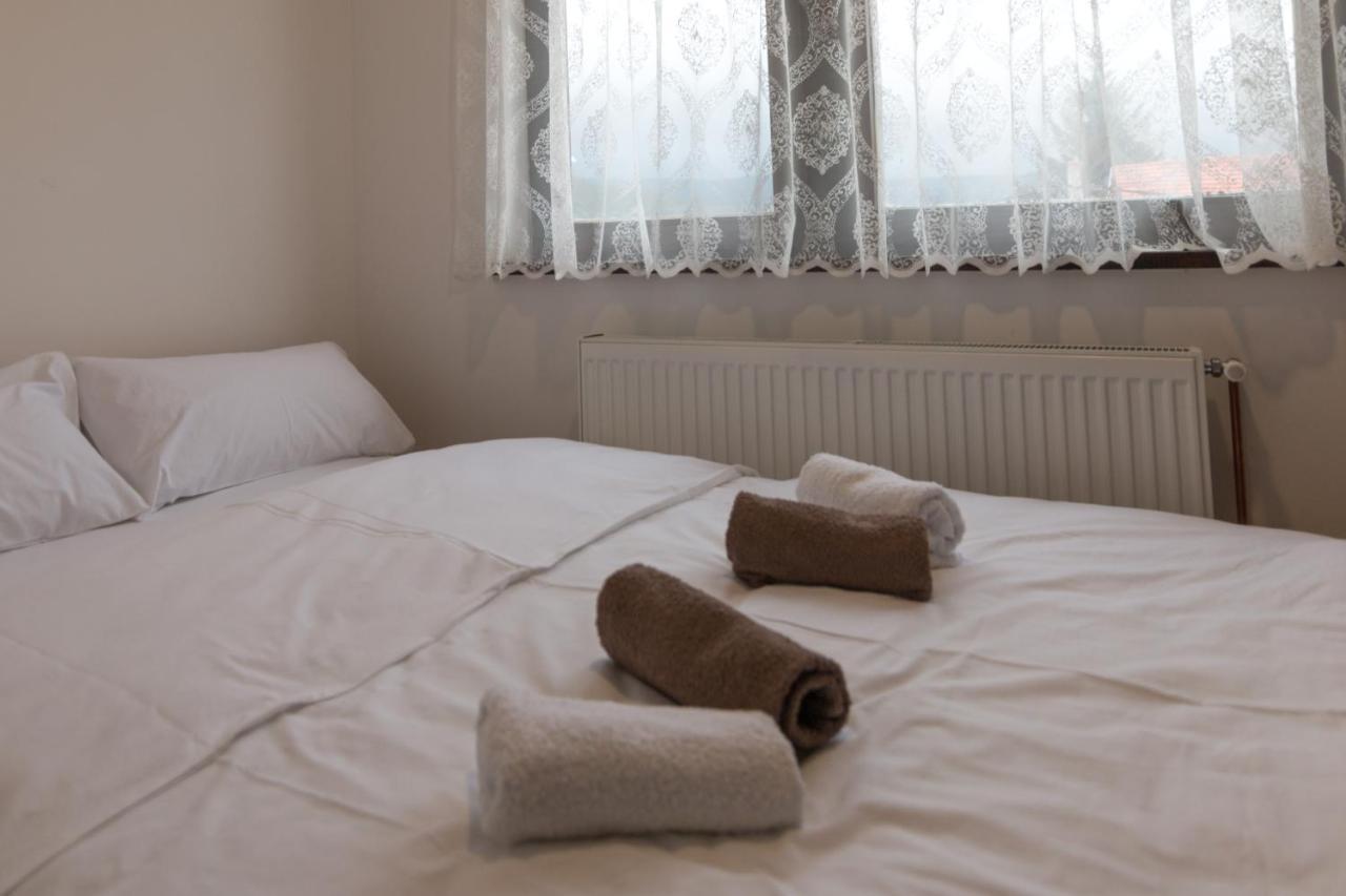 Viktorijini Konaci Aparthotel Kremna Eksteriør bilde
