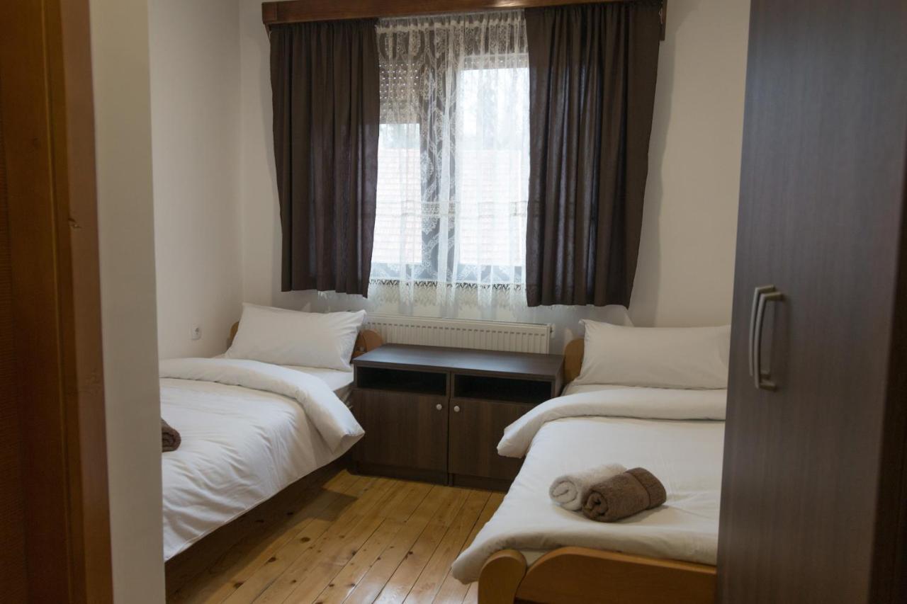 Viktorijini Konaci Aparthotel Kremna Eksteriør bilde