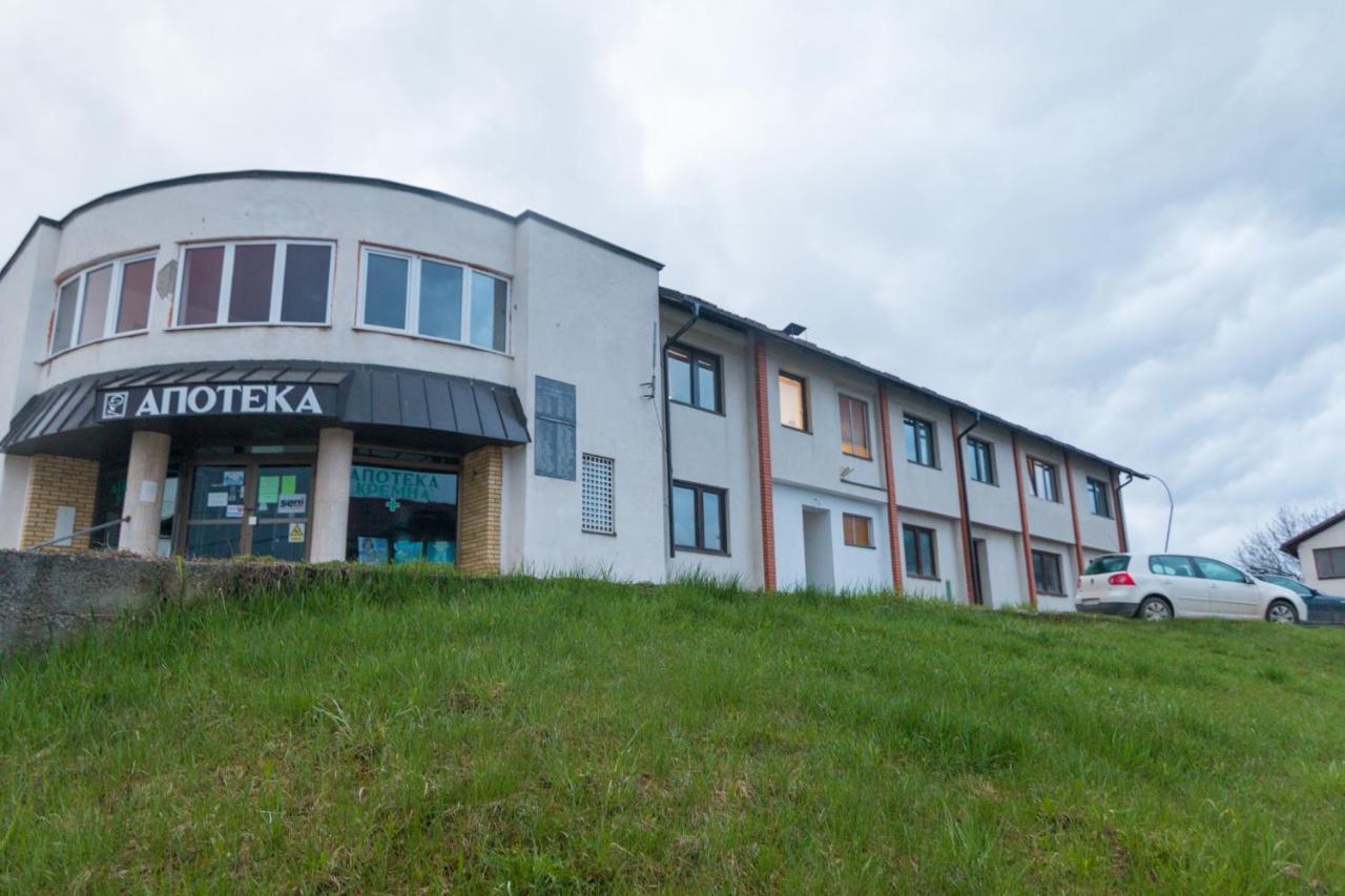 Viktorijini Konaci Aparthotel Kremna Eksteriør bilde